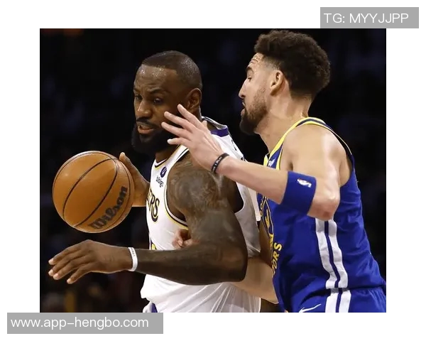 詹姆斯专属AF1即将发售超大皇冠Logo设计引发球迷热议 詹姆斯专属AF1即将发售超大皇冠Logo设计引发球迷热议